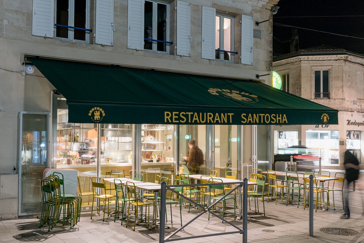 Restaurant Santosha : cuisine visible depuis l'extrieur